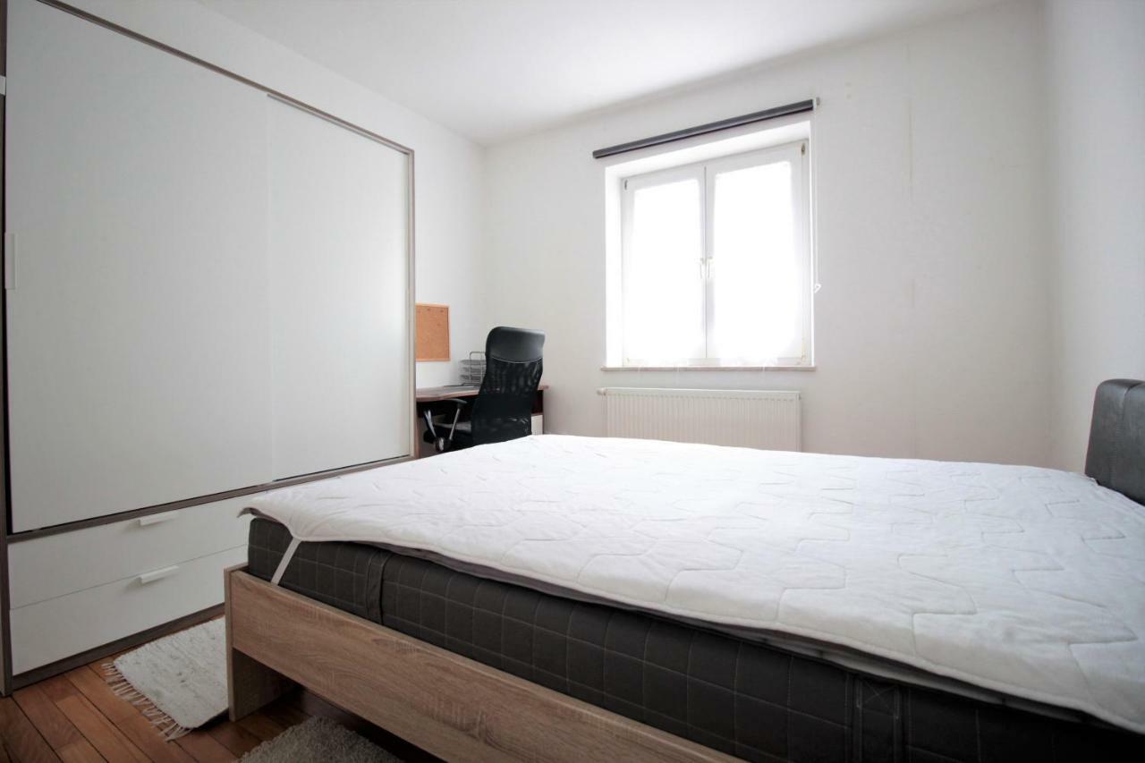 Charming 3-bedroom With Parking Lot Apartment