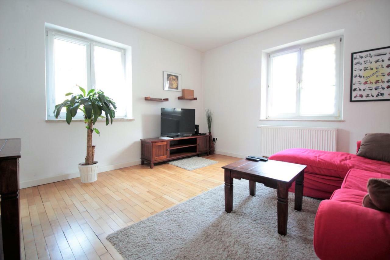 Apartment Charming 3-bedroom With Parking Lot *