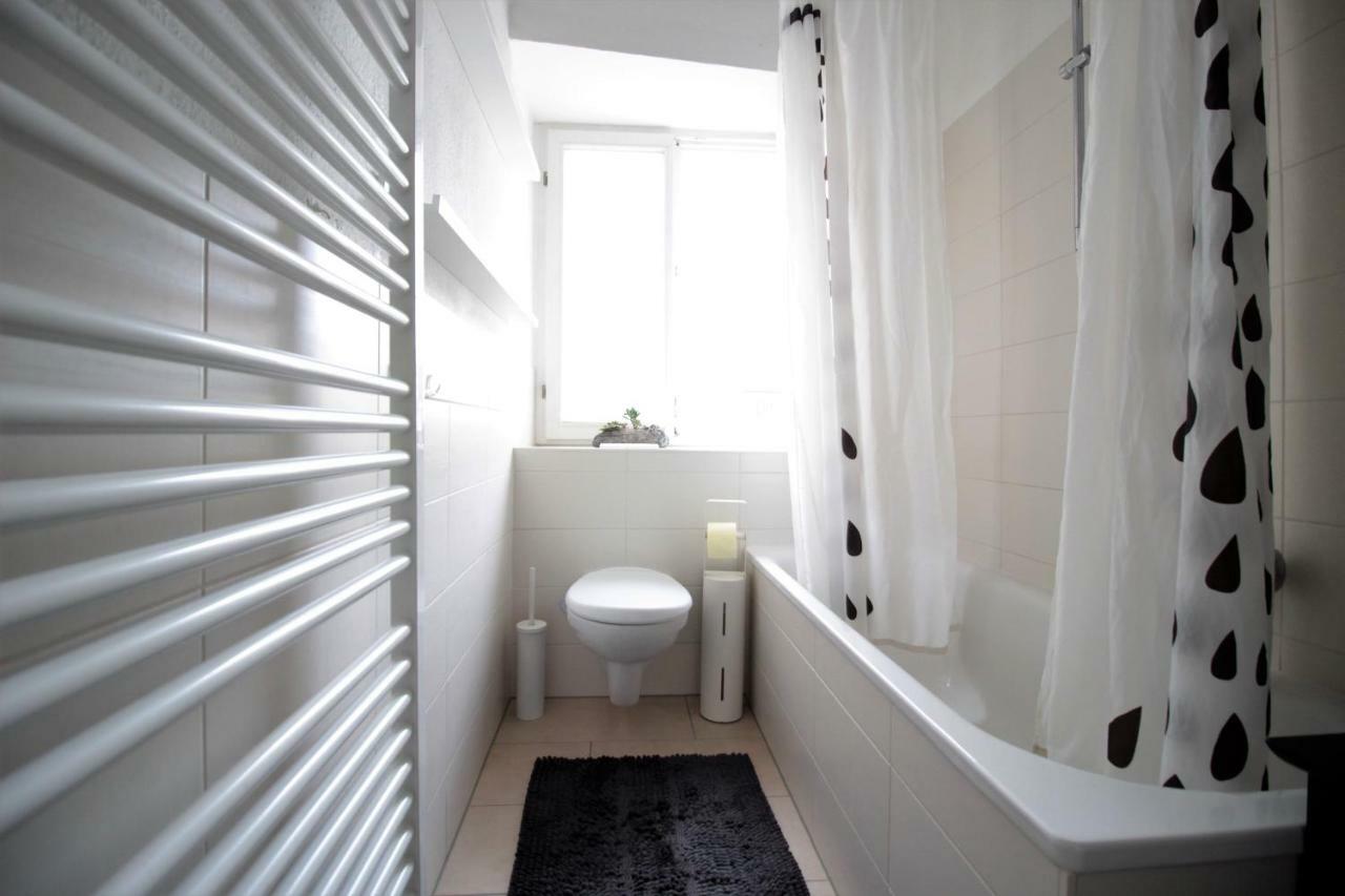 Charming 3-bedroom With Parking Lot Apartment *