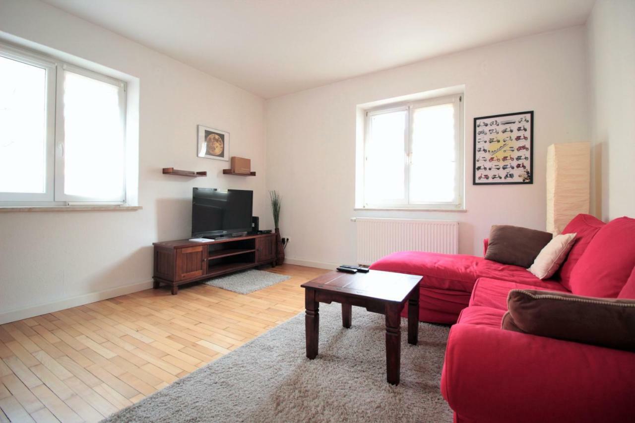 Apartment Charming 3-bedroom With Parking Lot *