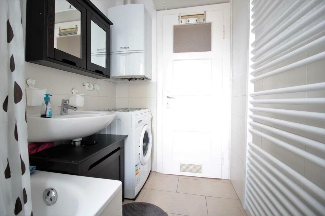 Apartment Charming 3-bedroom With Parking Lot