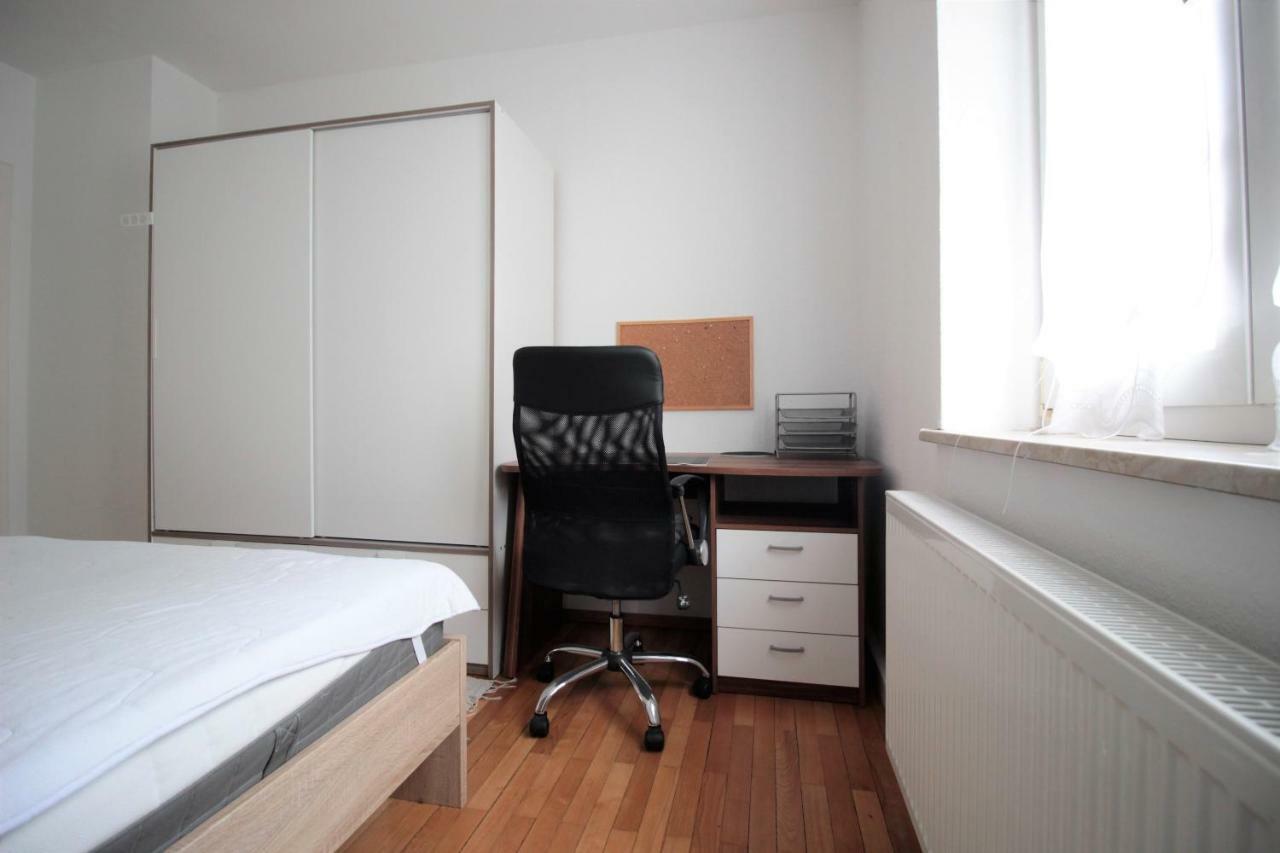 Charming 3-bedroom With Parking Lot Apartment *