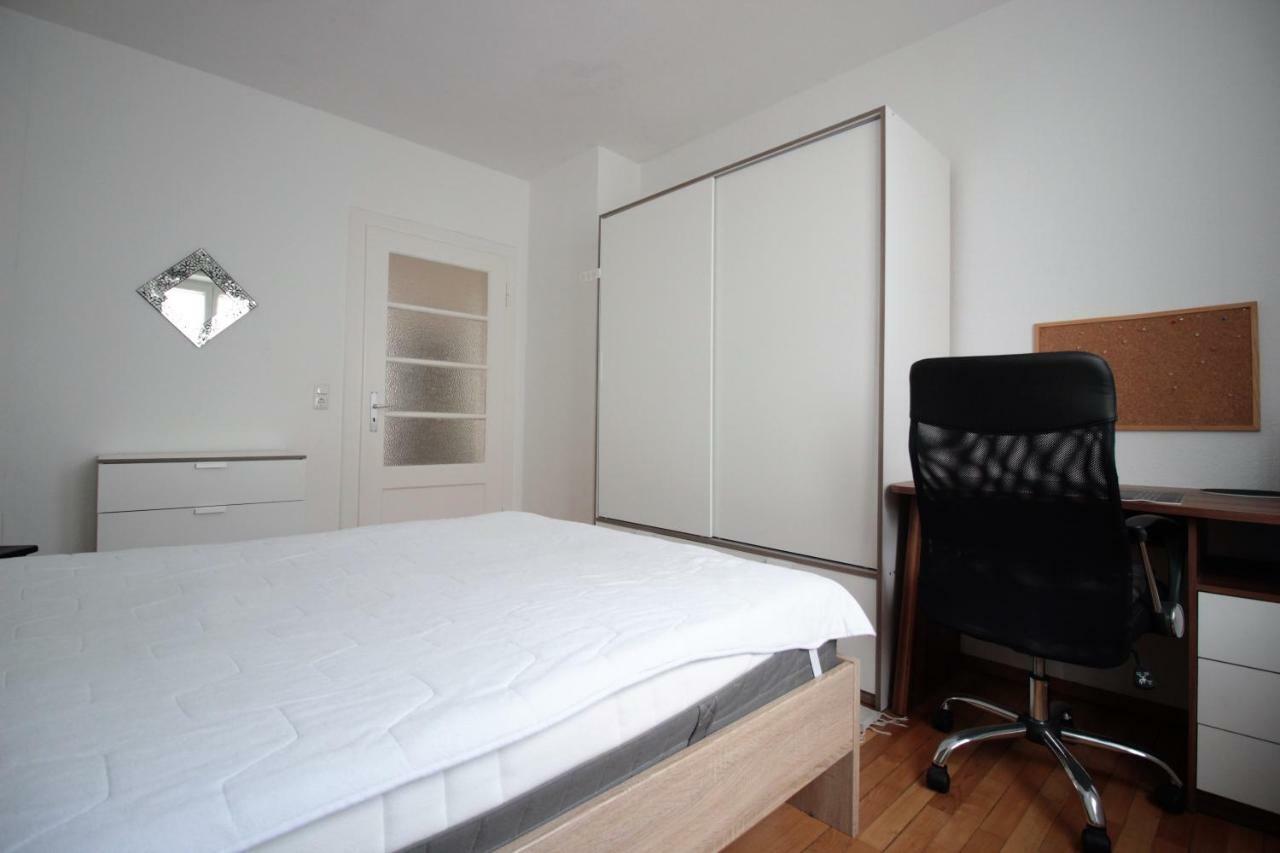 Apartment Charming 3-bedroom With Parking Lot *